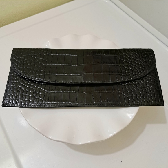 Graphic Image Handbags - Graphic Image Embossed Faux Crocodile Leather Clutch